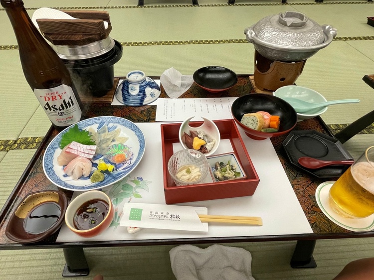 山口県といえば、真っ先に思い浮かぶのは、やはり「ふく(河豚)」ではないでしょうか。 1日目の昼食・夕食では、山口ならではの味覚を堪能し、参加者全員で美味しい料理に舌鼓を打ちました。